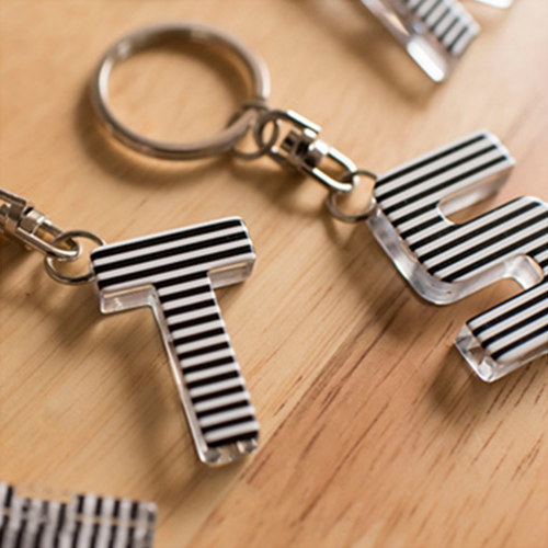 What types of customized promotional gift keychains are available?